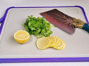 柠檬和香菜切好。