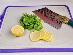 柠檬和香菜切好。