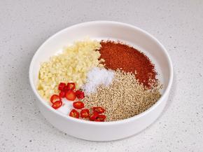 蒜末+辣椒粉+芝麻+小米辣。