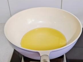 锅中油烧热。