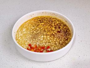 倒入碗中拌匀。