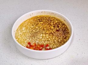 倒入碗中拌匀。