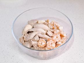 鸡腿去皮撕小块+煮虾仁。