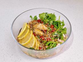 柠檬，香菜，料汁，拌匀。