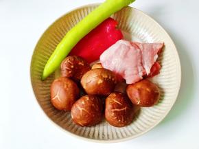 准备好香菇，猪肉，辣椒。