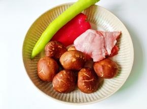 准备好香菇，猪肉，辣椒。
