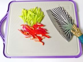 青红椒去籽，切成丝。