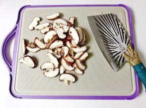 香菇用清水清洗干净后切片。