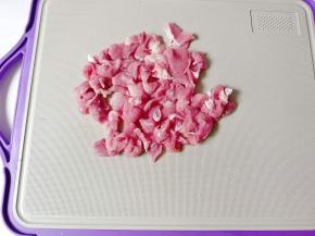 猪肉撕去筋膜，切薄片。