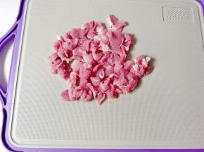 猪肉撕去筋膜，切薄片。