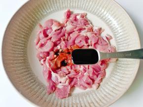 加生抽一勺，蚝油一勺，五香粉少许。