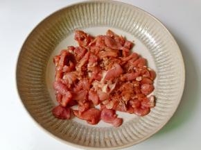 抓拌均匀后加两勺食用油，拌好腌制5分钟。