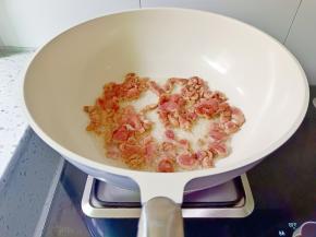 热锅热油放入猪肉丝煸炒。