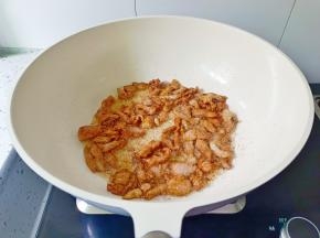 边煸炒到肉丝变色，加生抽一勺翻炒均匀。