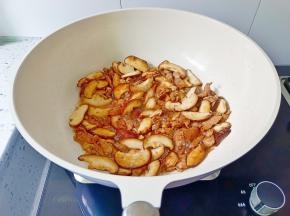 加香菇片炒熟。