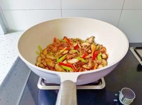 加青红椒丝翻炒到断生。