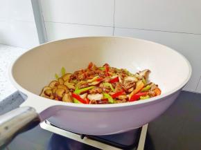 加盐，鸡精调味。