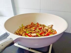 加盐，鸡精调味。