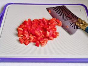 番茄切小块。