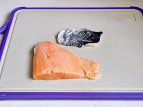 三文鱼去皮切丁。