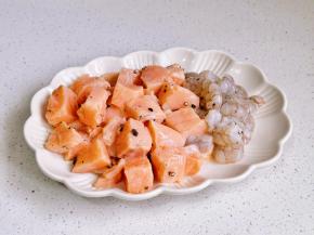 撒黑胡椒抓匀。