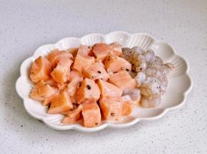 撒黑胡椒抓匀。