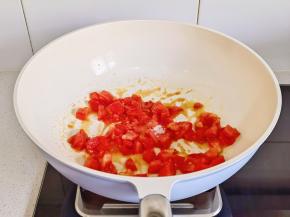 倒入番茄+白砂糖炒出汤汁。