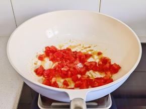 倒入番茄+白砂糖炒出汤汁。