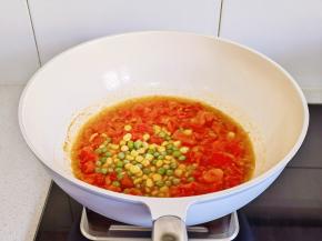 加入玉米豌豆粒，半碗水。