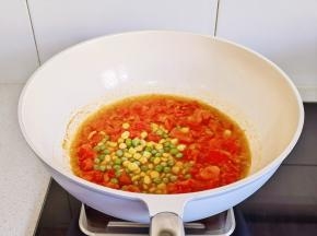 加入玉米豌豆粒，半碗水。