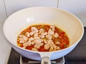 加入煎过的虾仁三文鱼。