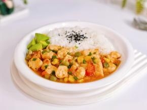 米饭装盘，盛入三文鱼，牛油果。