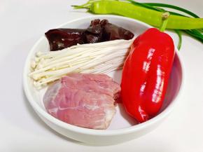 准备好牛肉，青红椒，金针菇，黑木耳。