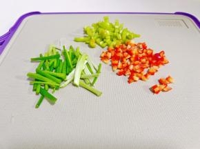 青红椒切成小粒，葱切成小段。