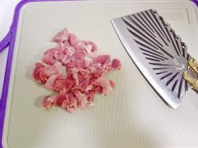 牛肉顺着纹理横着切成片。