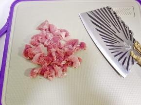 牛肉顺着纹理横着切成片。