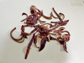 黑木耳切成细丝。