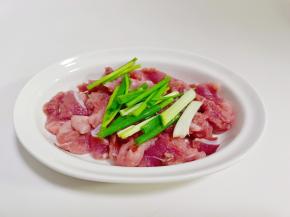 牛肉丝加上葱段。