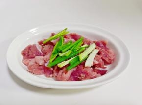 牛肉丝加上葱段。