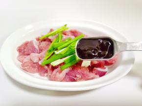 加上蚝油一勺，生抽一勺，五香粉少许。