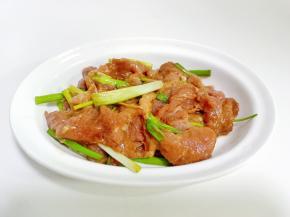 拌均匀后淋上一勺食用油，锁住水分，腌制十分钟。