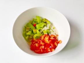 把青红椒放在碗里，放上芝麻，淋上热油。