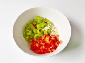 把青红椒放在碗里，放上芝麻，淋上热油。