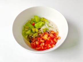 加上生抽两勺，蚝油一勺，盐半勺，鸡精半勺拌均匀。