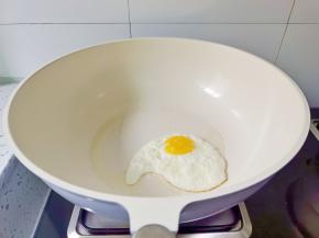 锅里放油，打入一个鸡蛋。