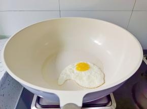 锅里放油，打入一个鸡蛋。