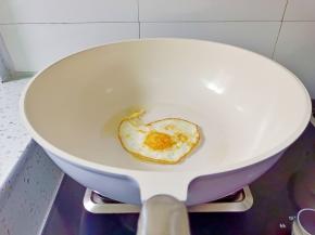 把鸡蛋煎到两面熟就可以盛盘。