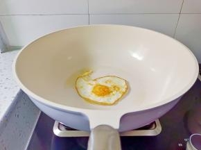 把鸡蛋煎到两面熟就可以盛盘。