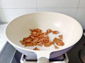 锅里放油，放牛肉炒肉。