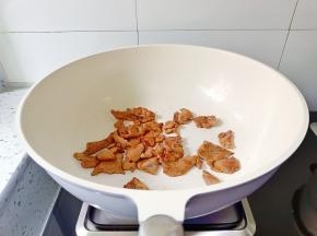 锅里放油，放牛肉炒肉。